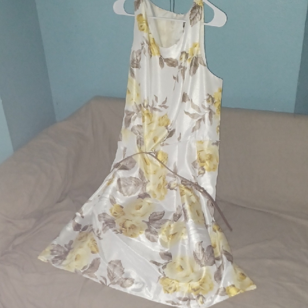 Jessica Howard Cream and Yellow Floral Midi Dress